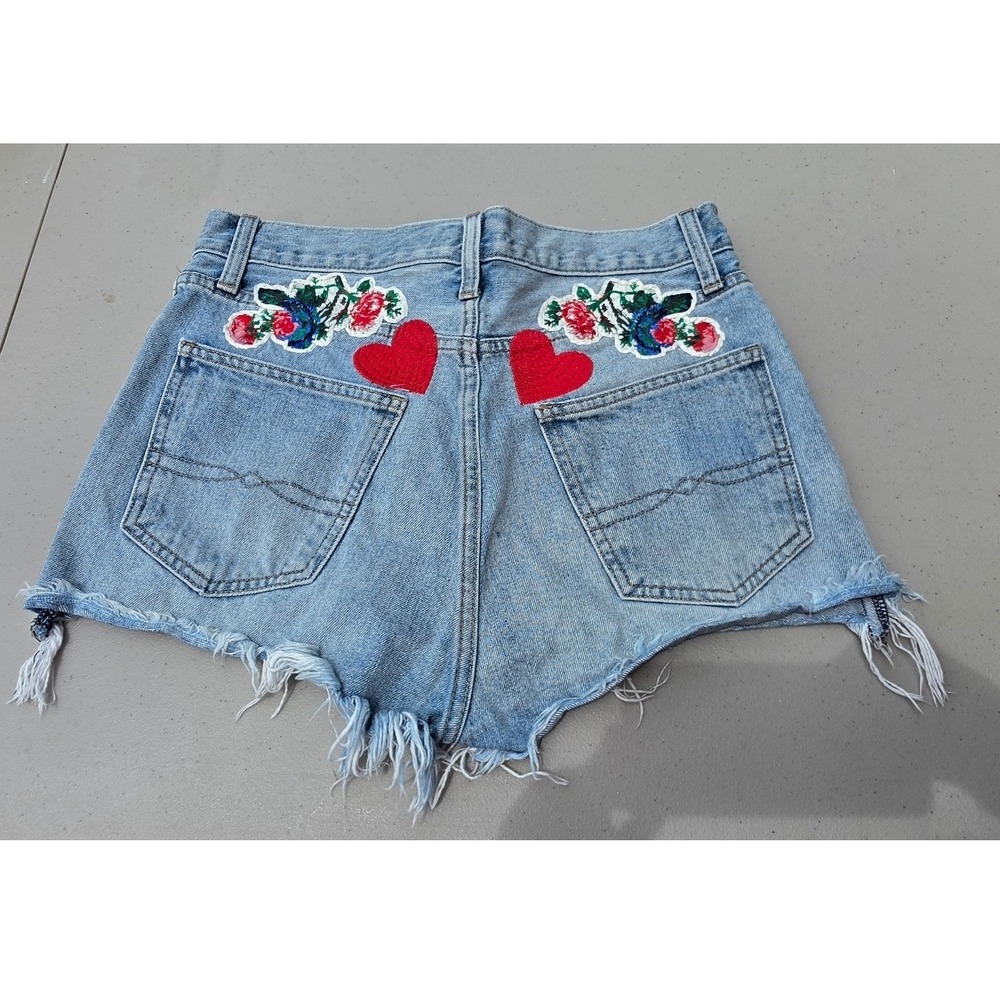 Lucky Brand Embroidered Floral Heart Denim Shorts Light Wash Button Fly Sz 6/28